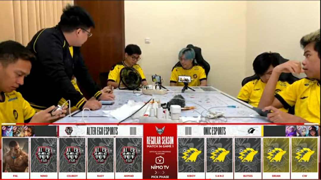 ONIC saat bertanding dengan Alter Ego di hari terakhir reguler season MPL ID Season 8