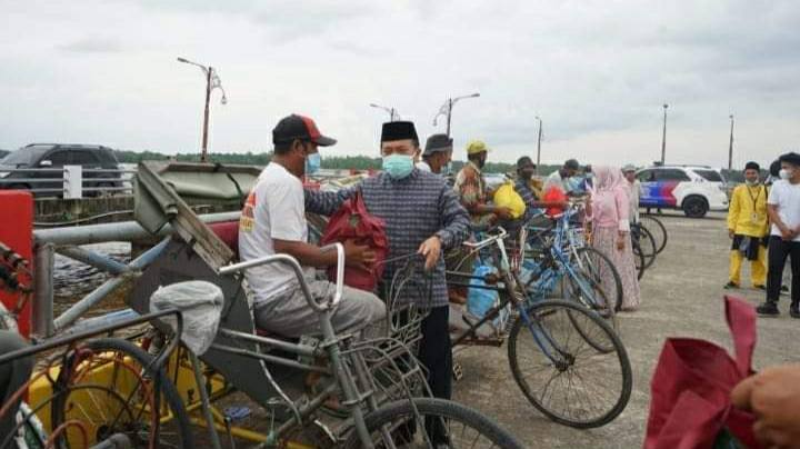 Gubernur Al Haris saat bersilaturahmi dengan tukang becak di Kuala Tungkal
