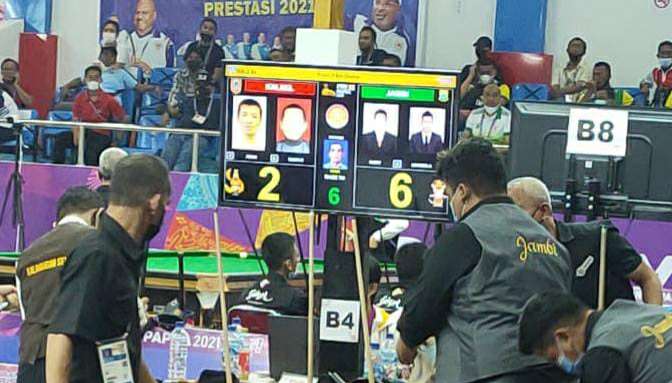 Rizky dan Gontor saat bertanding di final nomor 8 ball double putra PON XX Papua