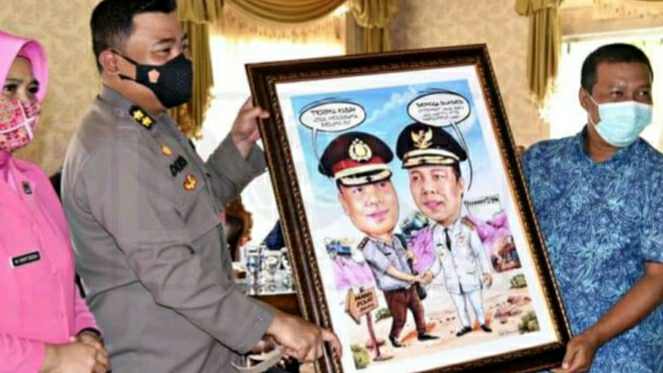 Romi saat pisah sambut dengan Kapolres Tanjab Timur, AKBP Deden Nurhidayatullah