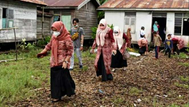 Bunda Romi saat kunjungi korban kekerasan