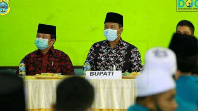Bupati Romi saat melepas Kafilah Tanjab Timur mengikuti MTQ ke 50 Provinsi Jambi