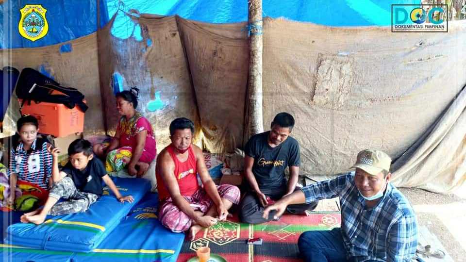 Romi saat mengunjungi korban kebakaran di Desa Siau Dalam