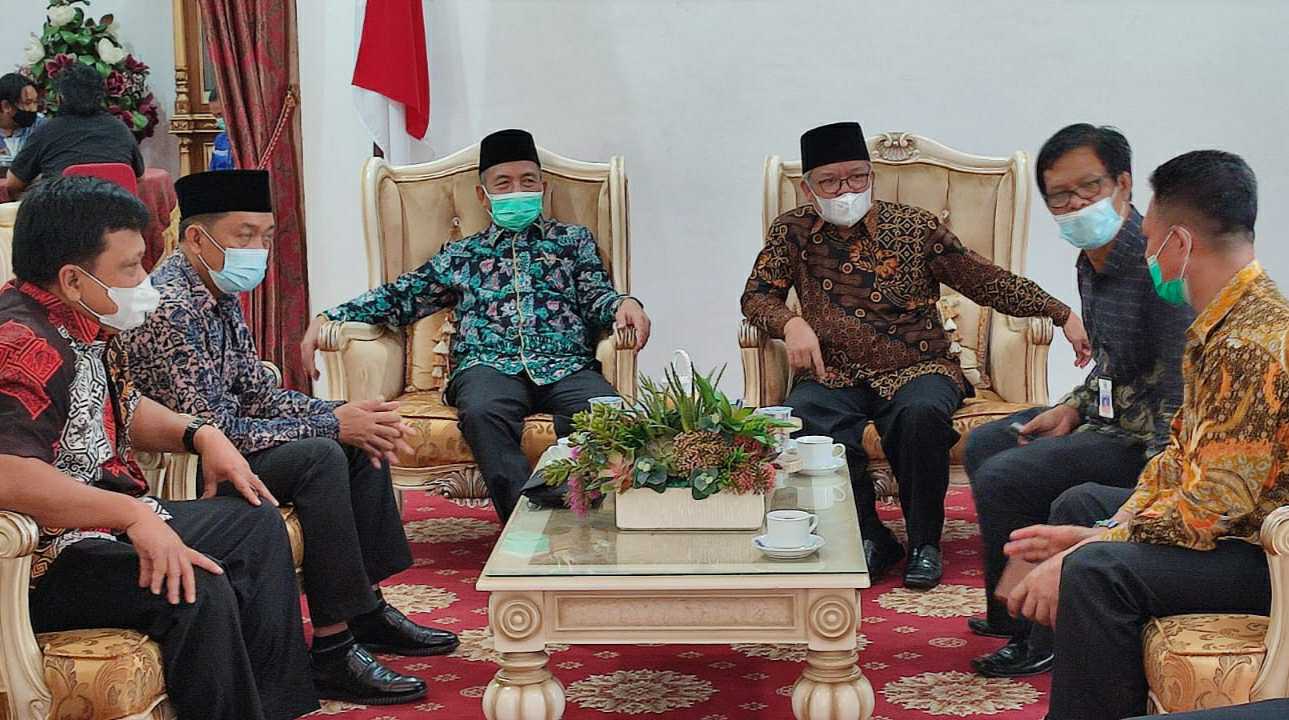 Bupati Mashuri saat menyambut kunjungan Wabup Ami Taher di Rumdis Bupati Merangin