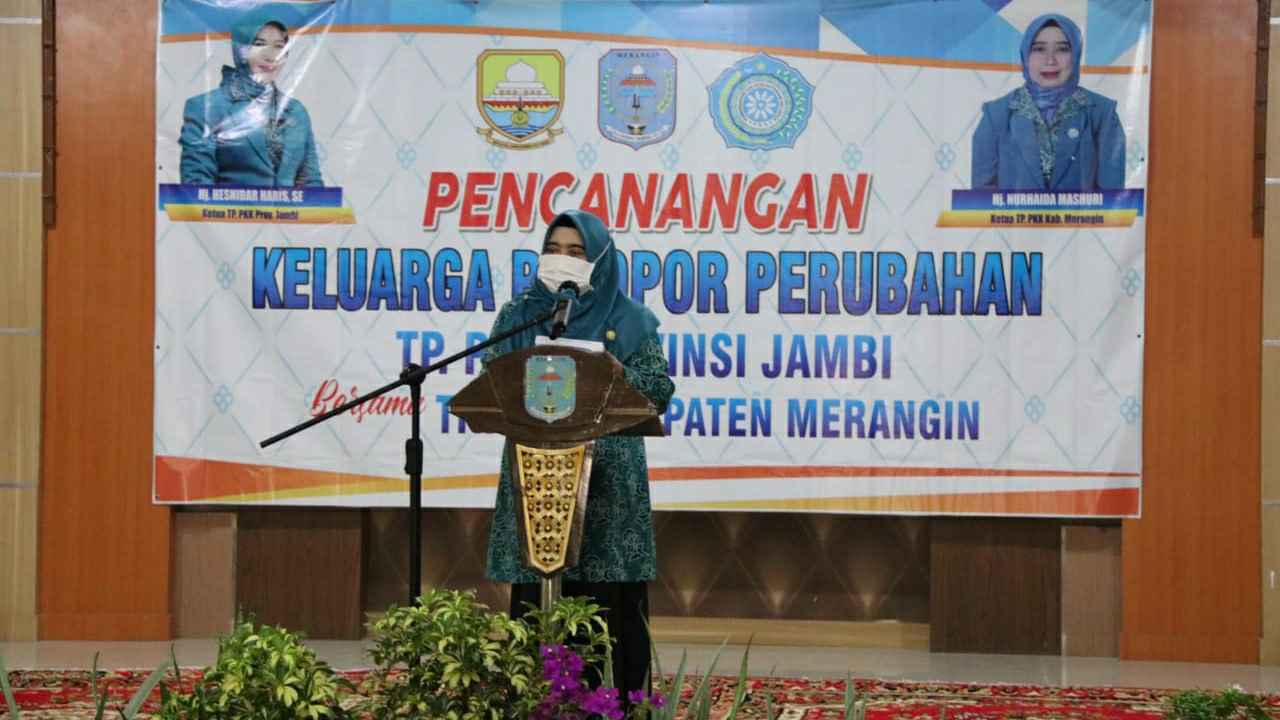 Hesti Haris saat Roadshow Pencanangan Gerakan Keluarga Pelopor Perubahan di Merangin