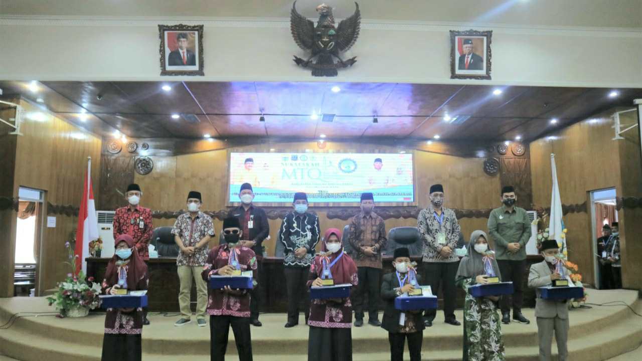 Bupati Anwar Sadat saat serahkan piagam penghargaan ke penenang