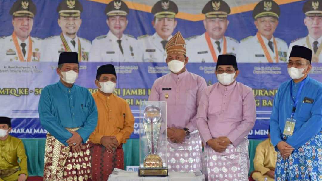Abdullah Sani saat serahkan piala bergilir ke Bupati dan Wabup Tanjab Barat