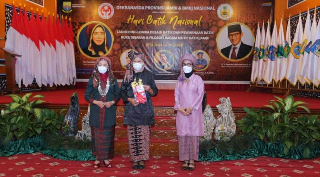 Hesti Haris saat launching buku sejarah dan filosofi motif batik Jambi