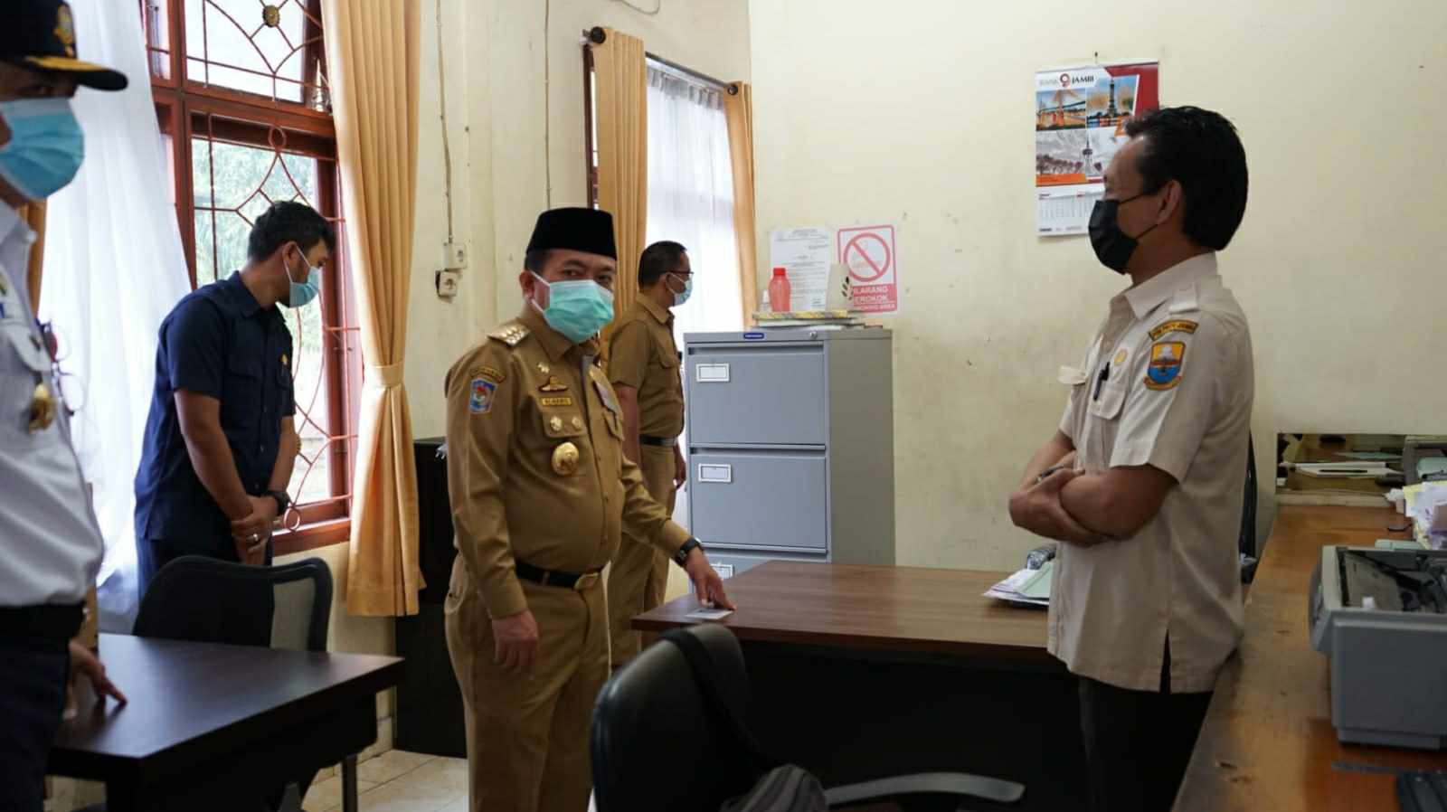Gubernur Al Haris saat sidak ke Samsat Batanghari
