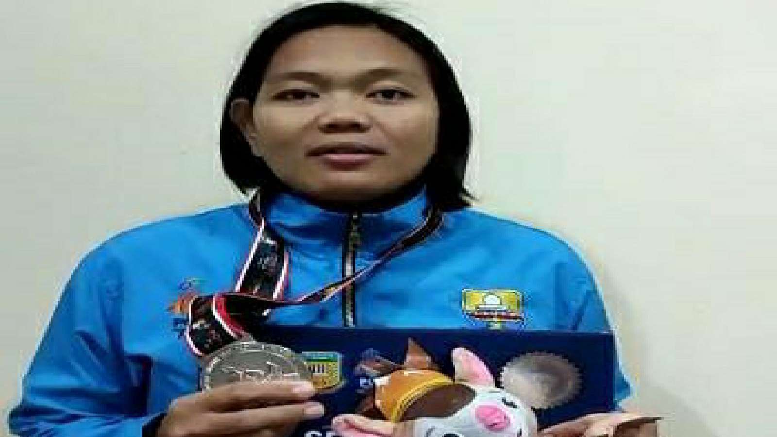 Pegulat Jambi, Indri Sukmaningsih saat raih perak di PON XX Papua 