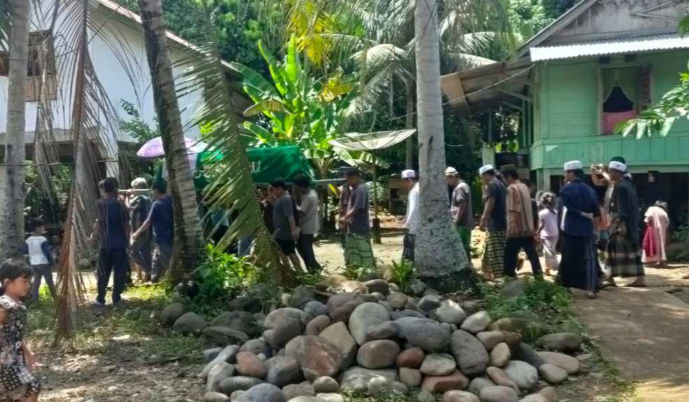 Warga saat proses pemakaman Almarhum Abu Bakar