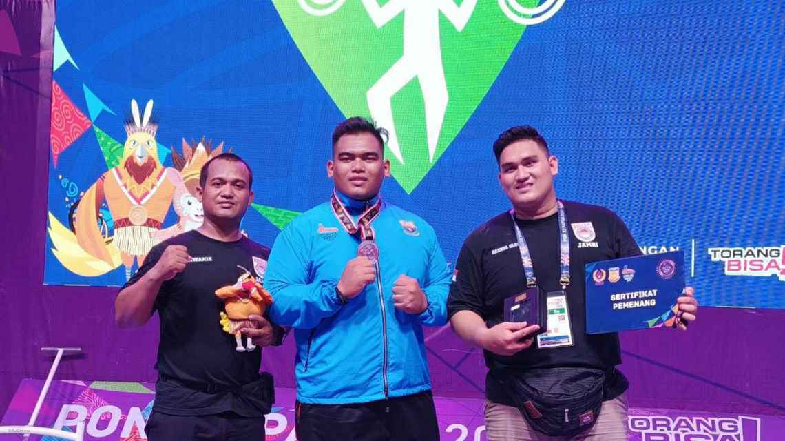 Lifter Reza saat raih perak di PON Papua