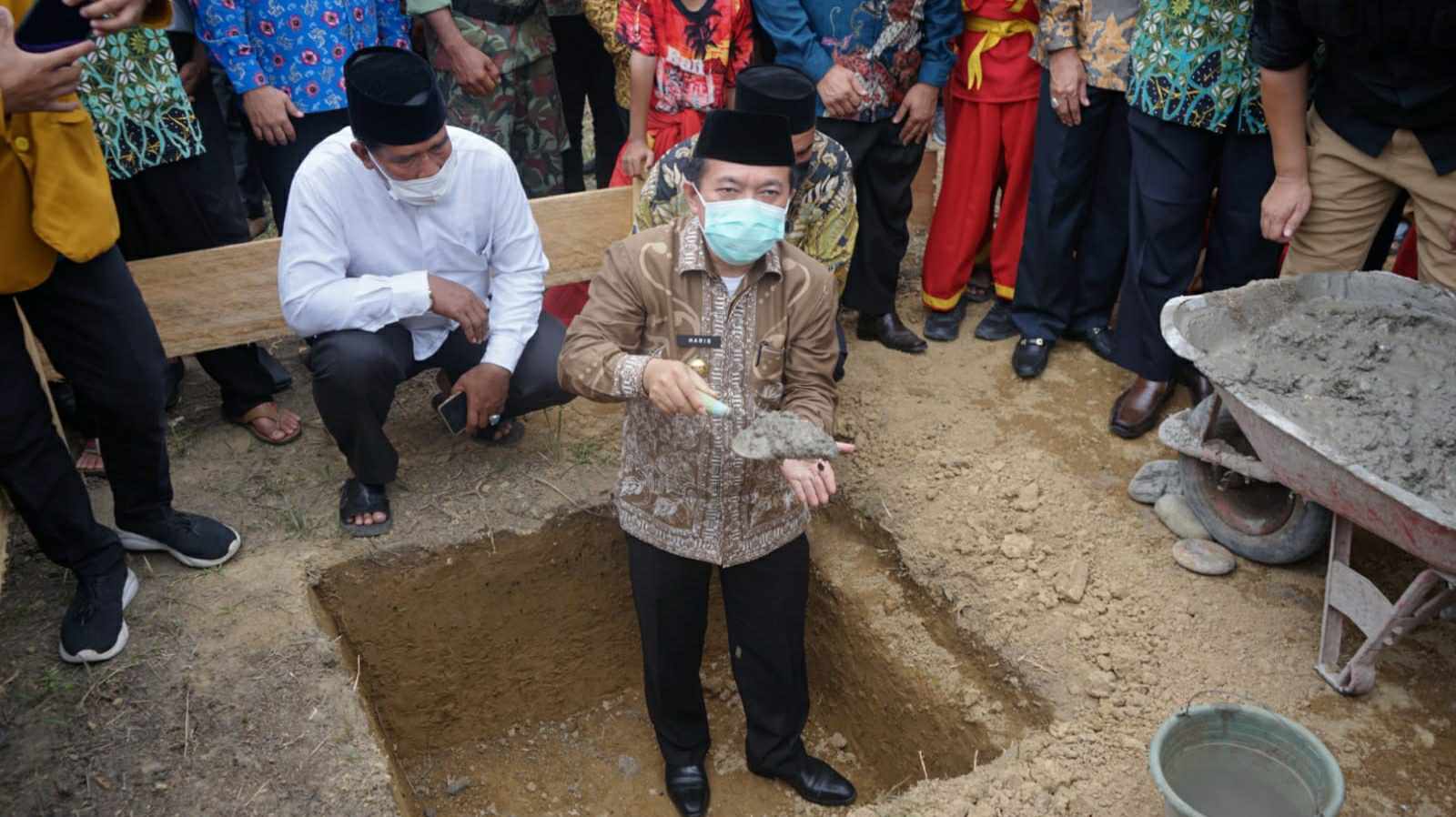 Gubernur Al Haris saat peletakan batu pertama pembangunan Kampus ITBM Sarolangun 