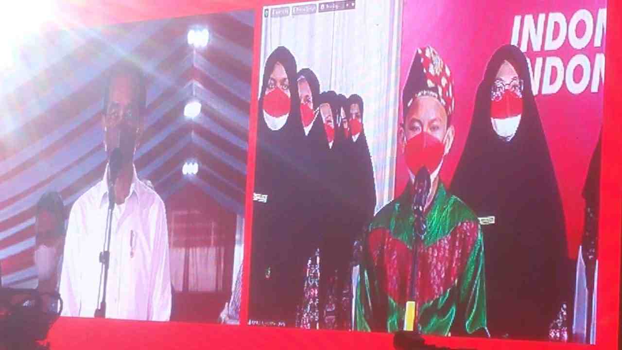 Presiden Jokowi saat menyapa dan berdialog dengan pelajar PKP Al Hidayah Kota Jambi