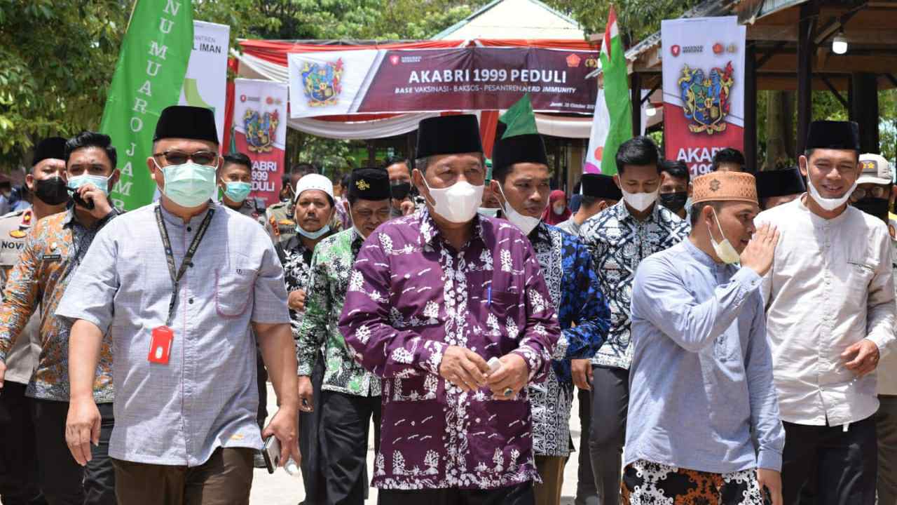 Wagub Abdullah Sani saat pantau vaksinasi santri di Ponpes Nurul Iman