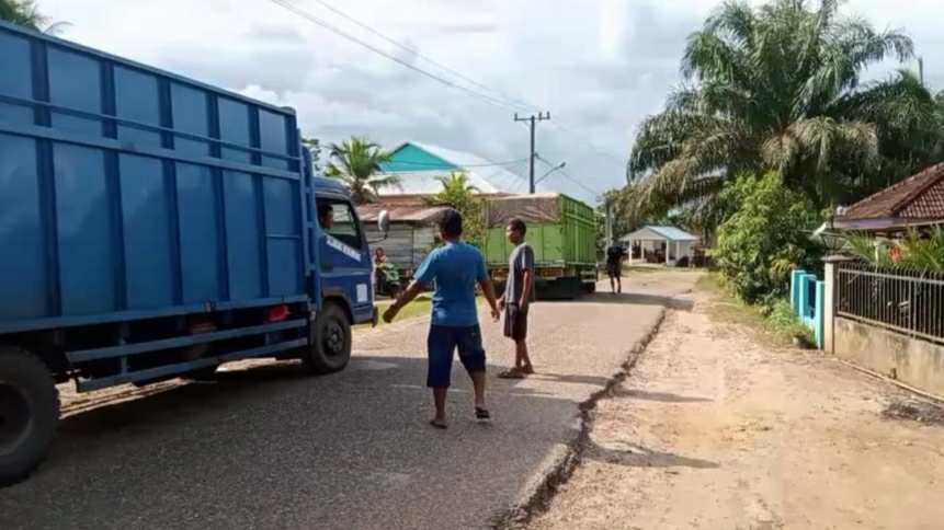 Warga Desa Pelempang Muaro Jambi saat hadang truk batubara yang lewat