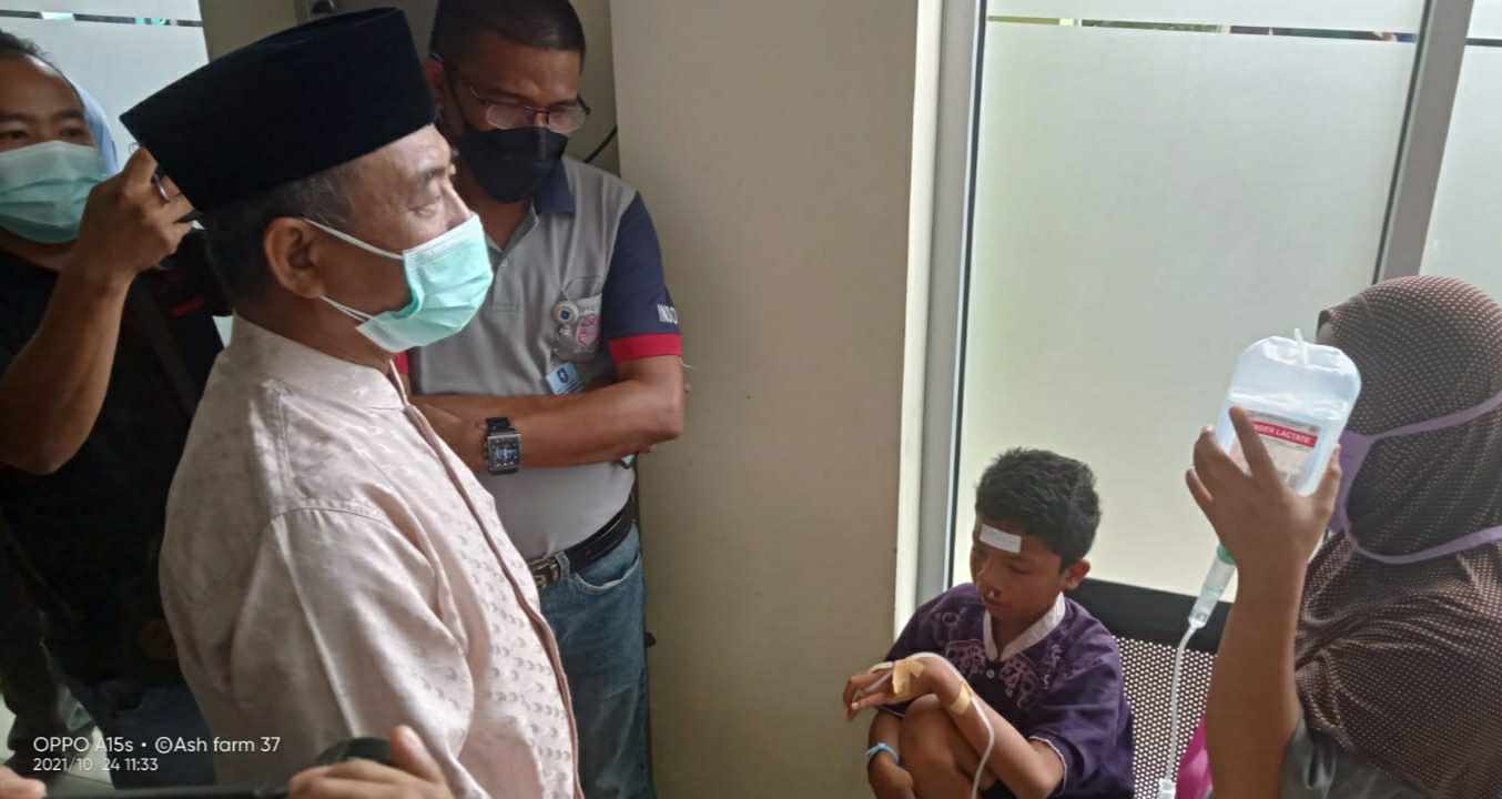 Bupati Mashuri saat pelaksanaan operasi bibir sumbing gratis di RSD Kol Abundjani Bangko