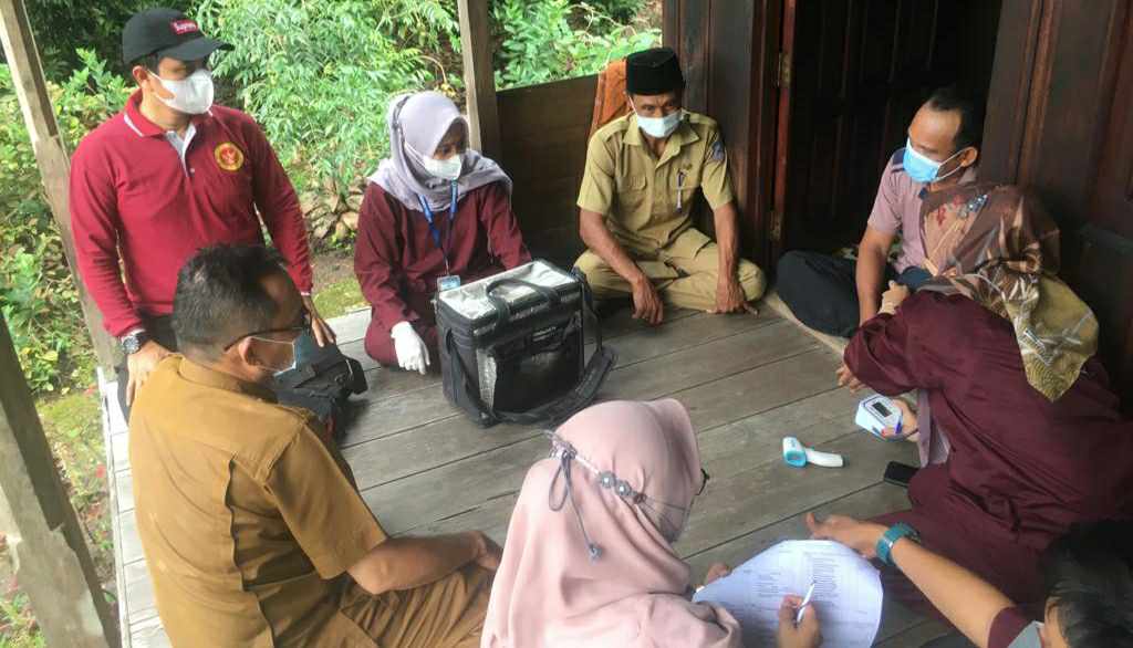 Vaksinasi Door to door BIN Jambi di kediaman Hanafi warga Parit 15 RT 04 Desa Dataran Pinang