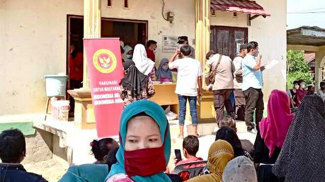Warga Tungkal Harapan saat ikuti vaksinasi Covid19 oleh BIN Daerah Jambi bersama Polsek Tungkal Ilir