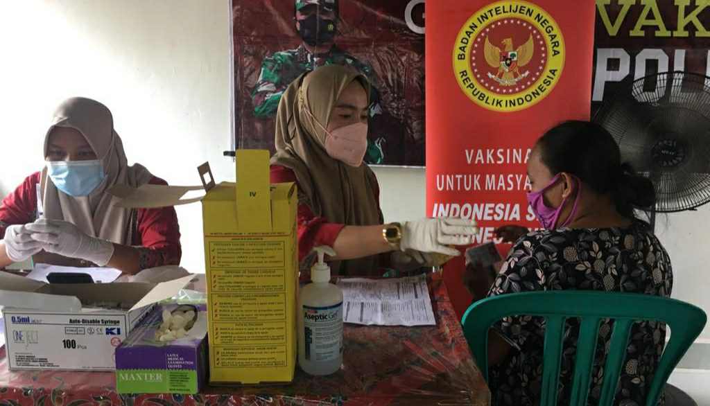 Vaksinasi Covid-19 oleh BIN Daerah Jambi di Puskesmas Simpang Tuan