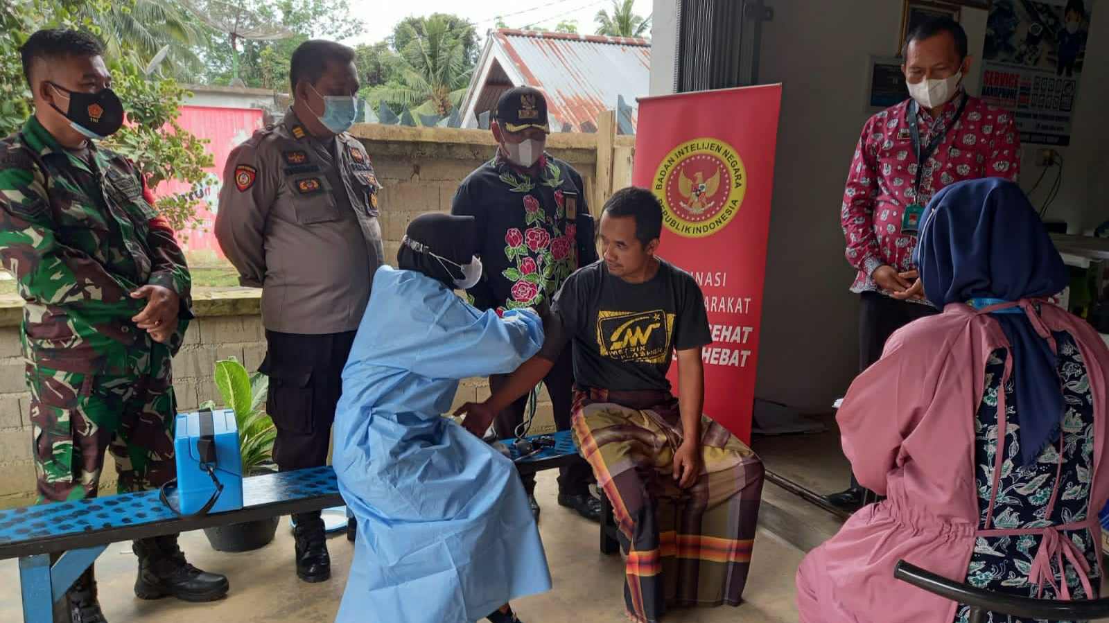 BIN Daerah Jambi saat laksanakan vaksinasi Covid-19 di Kecamatan Bathin II Babeko