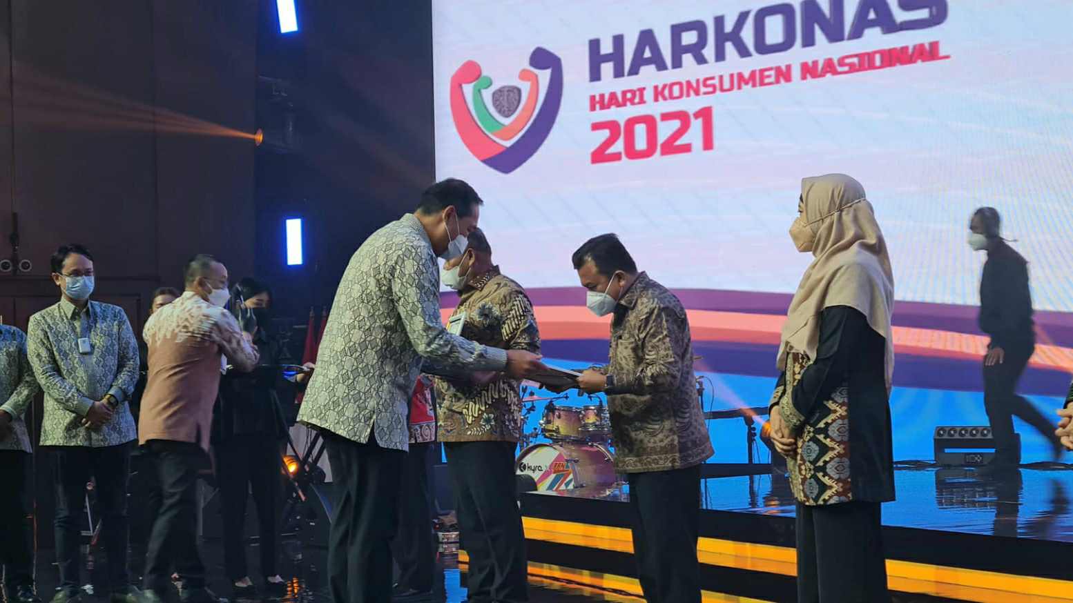 Gubernur Al Haris saat terima penghargaan Pemda Peduli Konsumen dari Menteri Perdagangan RI