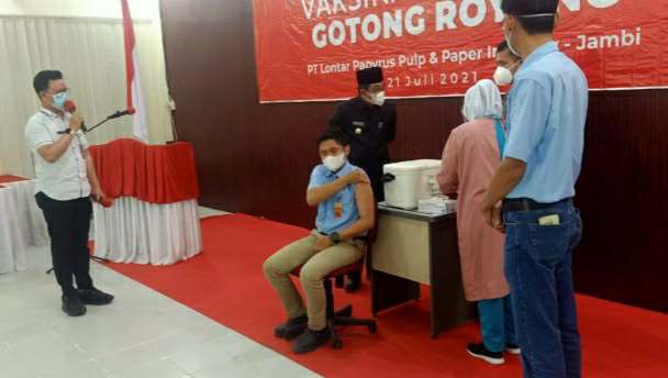 Bupati Anwar saat pantau vaksinasi karyawan PT LPPPI