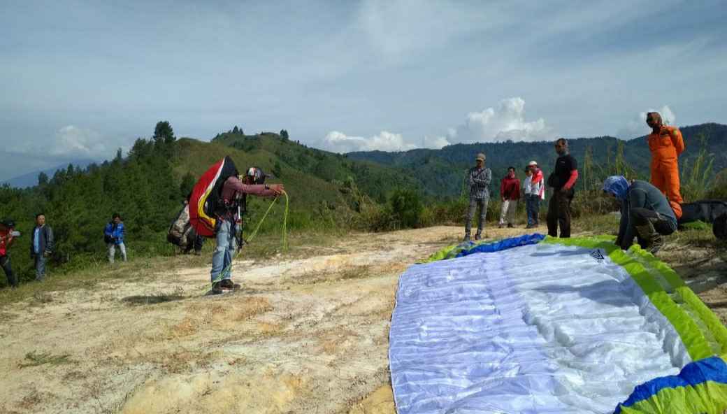 Terbang layang di puncak Bukit Selasih, Kerinci