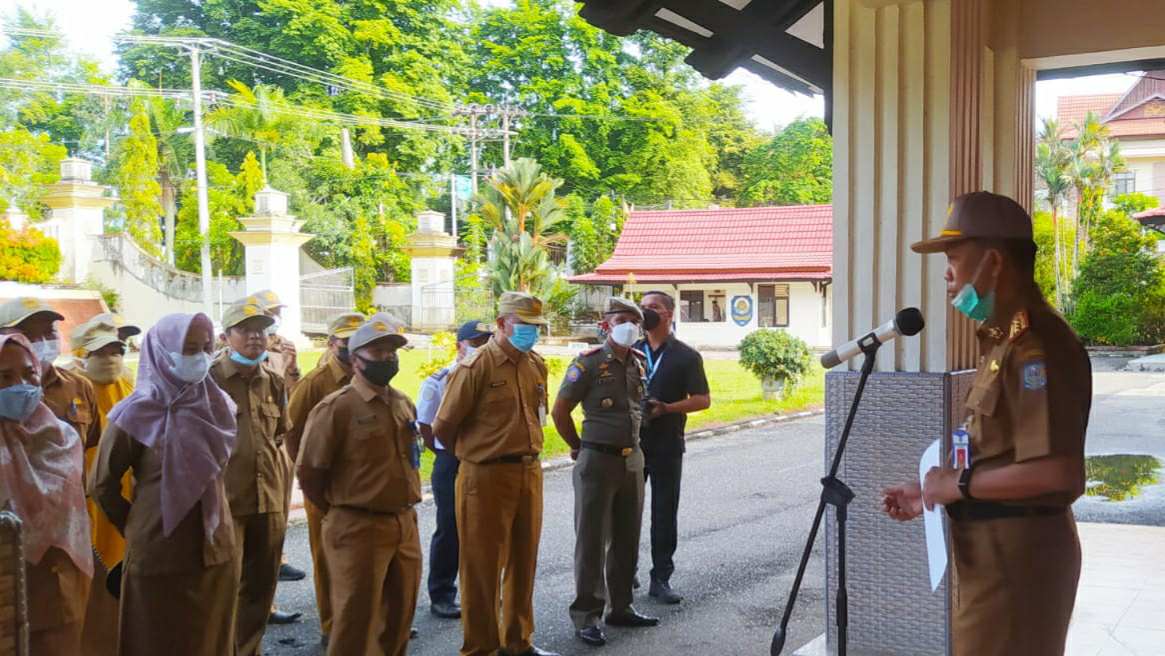 Sekda Fajarman saat pimpin apel bersama pegawai Merangin
