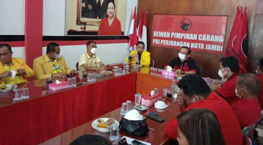 Safari politik pengurus DPD II Golkar Kota Jambi ke Sekretariat DPC PDI Perjuangan Kota Jambi