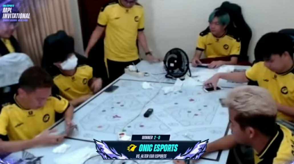 ONIC Esports saat bertanding melawan Alter Ego 