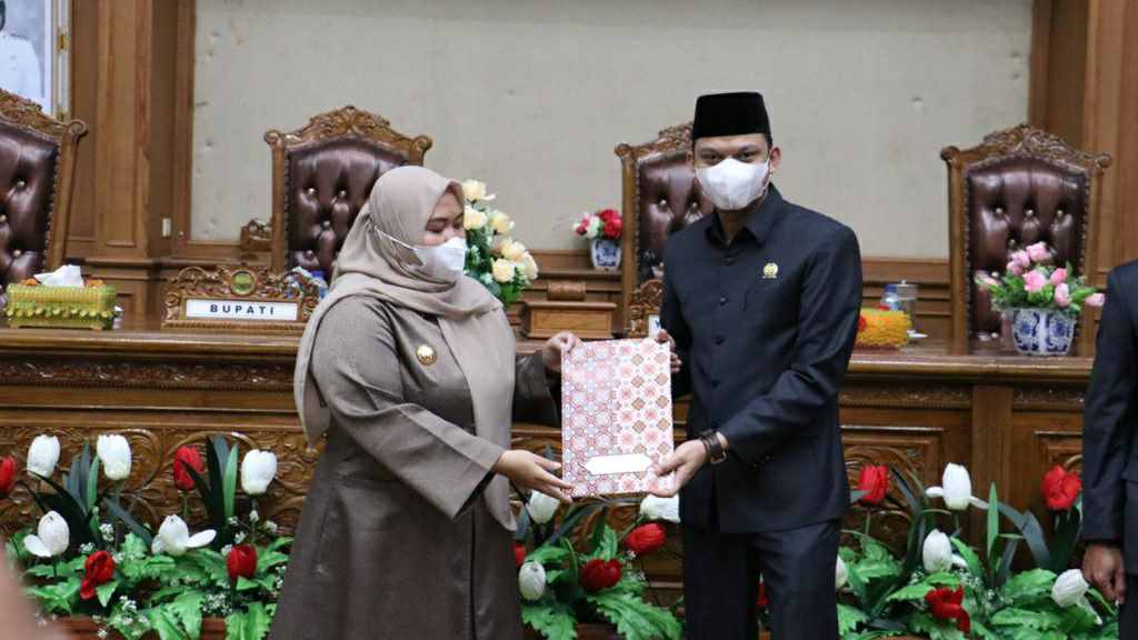Ketua DPRD Muaro Jambi dan Bupati Masnah