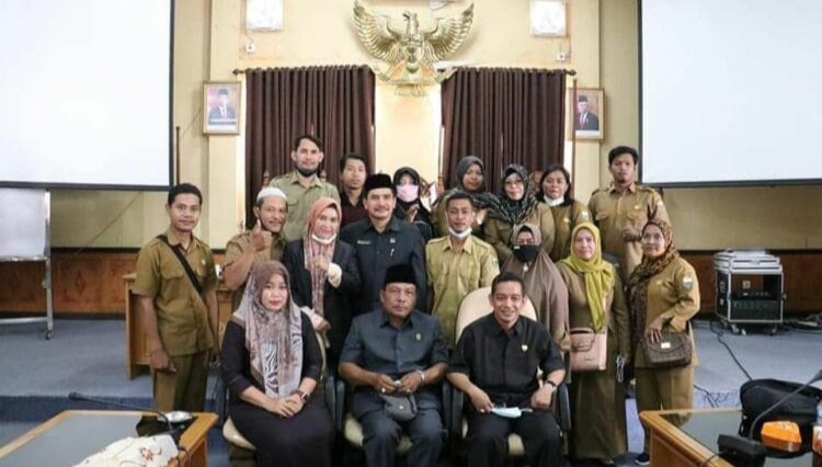 Komisi III DPRD Muaro Jambi dan guru honorer
