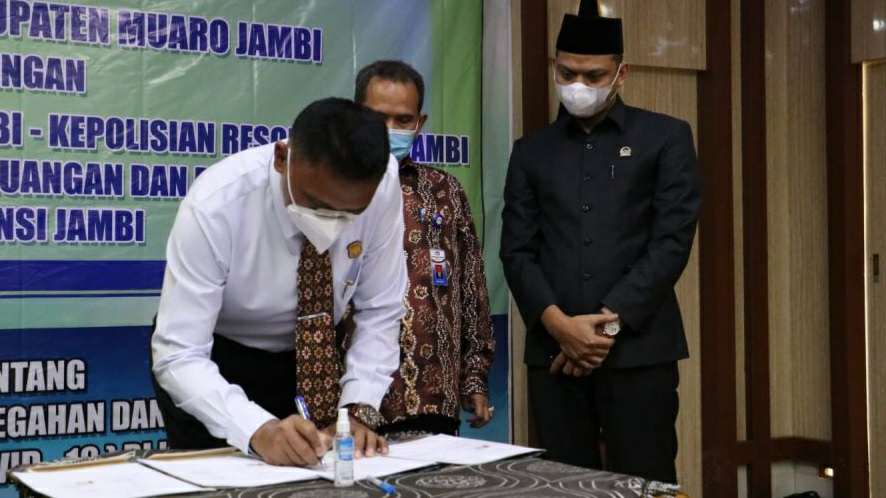 Penandatanganan MoU pengawasan dana Covid-19 Pemkab Muaro Jambi bersama BPKP dan Kepolisian