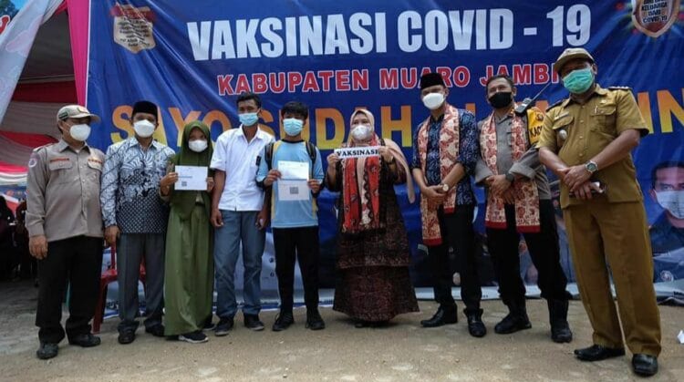 Ketua DPRD Muaro Jambi saat pantau vaksinasi Covid-19 di Desa Mekar Sari