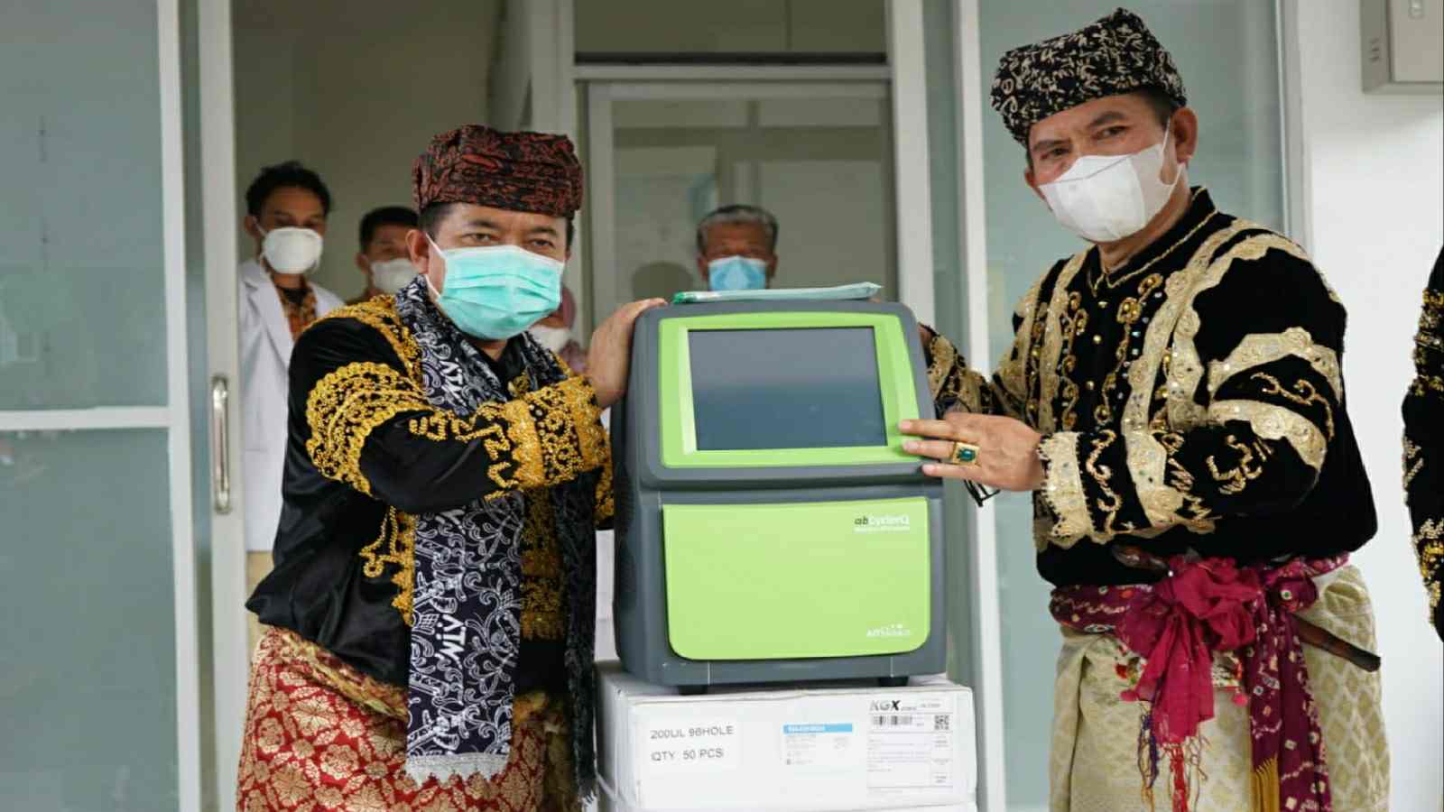 Gubernur Al Haris saat serahkan bantuan alat PCR ke RSUD Mayjen HA Thalib