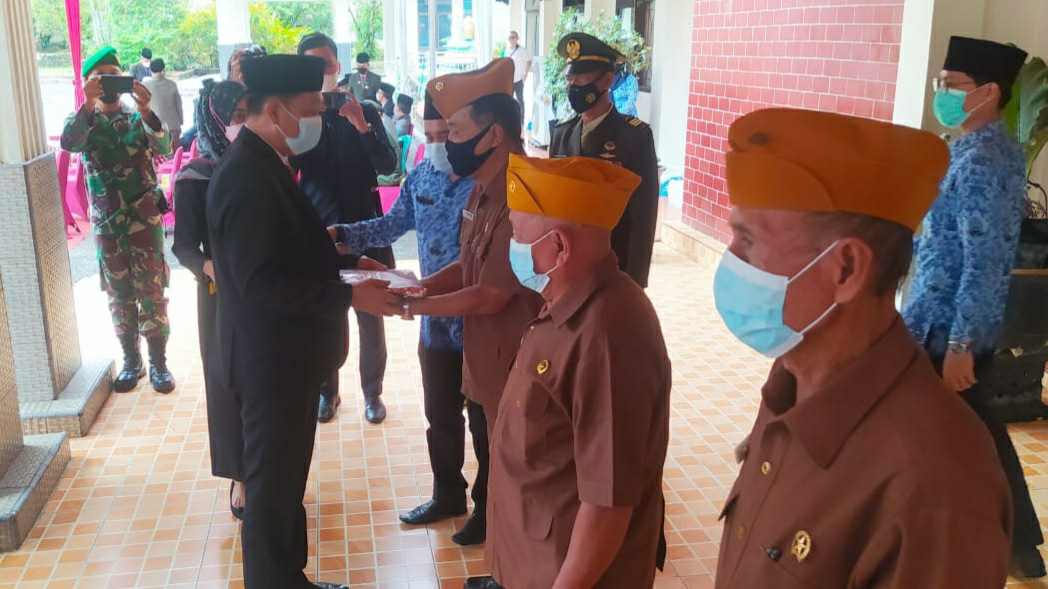Bupati Mashuri saat berikan penghargaan ke tiga veteran Merangin