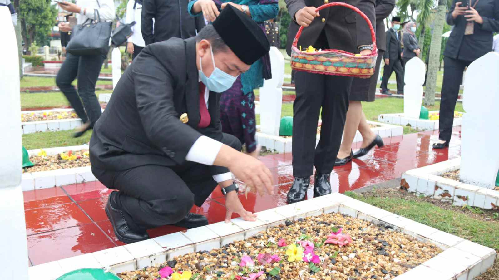 Gubernur Al Haris saat tabur bunga di Makam Pahlawan Kota Jambi