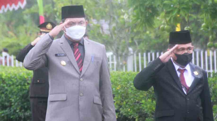 Wabup Hairan saat pimpin upacara Hari Pahlawan di Balai Pertemuan Kantor Bupati
