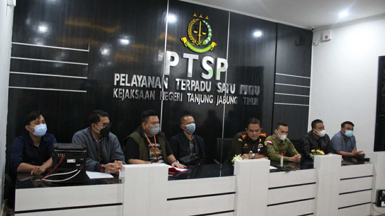 Kejari Tanjab Timur saat jumpa pers penetapan tersangka kasus dana hibah KPU Tanjab Timur