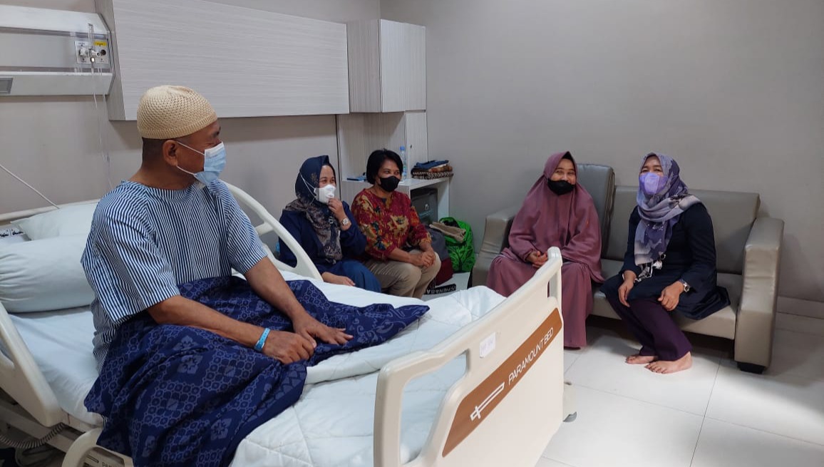 Bupati Mashuri saat dijenguk Ketua TP PKK Provinsi Jambi, Hesti Haris