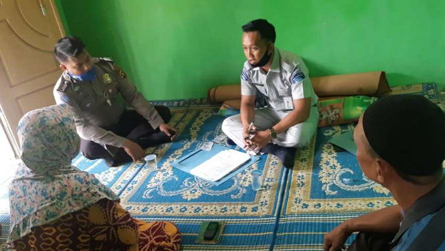 Petugas Jasa Raharja saat sambangi kediaman ahli waris