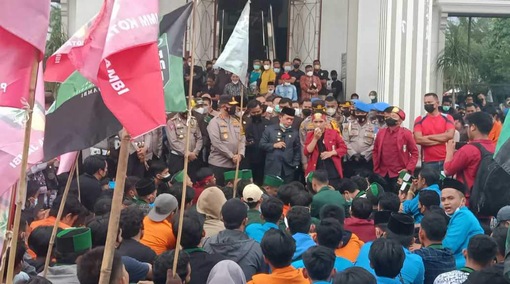 Gubernur Al Haris saat temui massa aksi demo mahasiswa di Gedung DPRD Provinsi Jambi