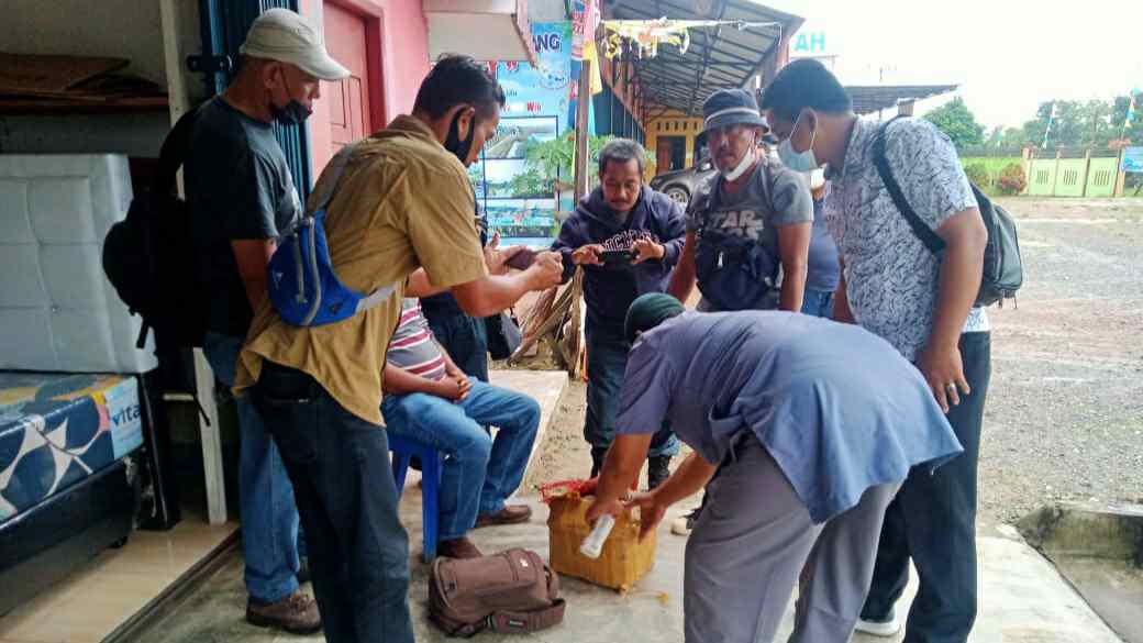 Petugas Gakkum KLHK wilayah Sumatera saat amankan PTP warga Riau yang membawa sisik tringgiling