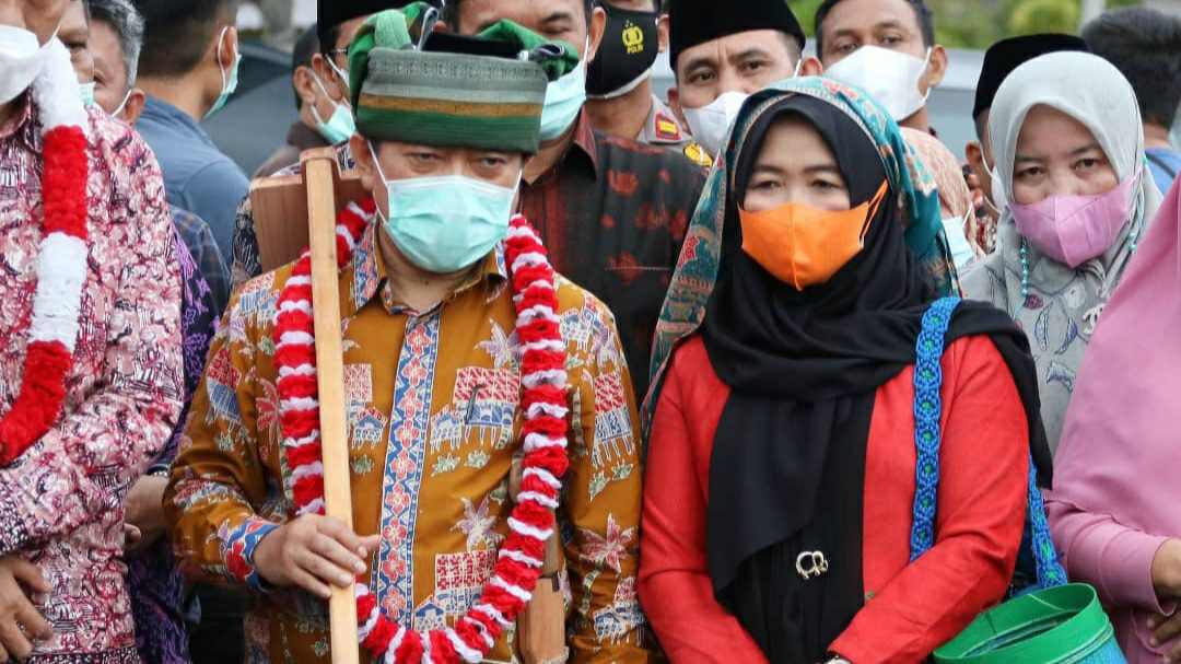 Gubernur Al Haris dan isteri saat disambut dengan adat dan tradisi khas jangkat 
