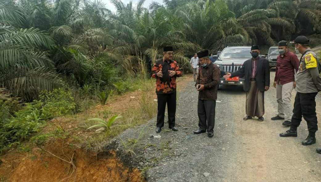 Bupati Anwar saat tinjau gorong-gorong di Desa Bukit Harapan, Merlung yang amblas