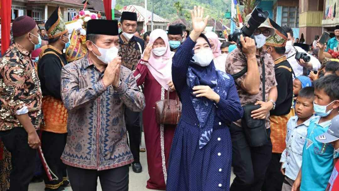 Gubernur Al Haris dan isteri saat hadiri syukuran menyambut anak negeri