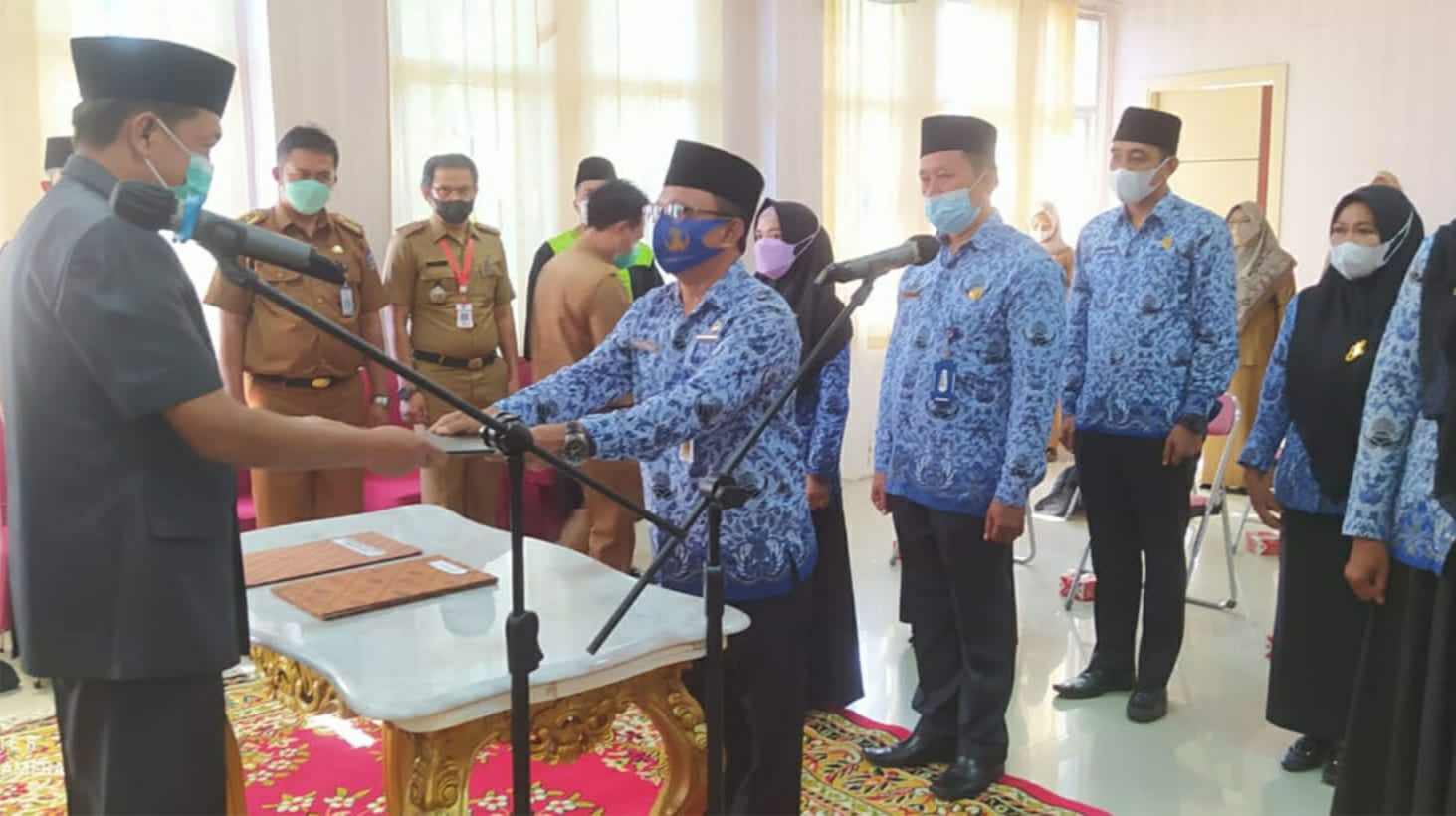 Sekda Fajarman saat lantik 10 pejabat administrasi di Pemkab Merangin