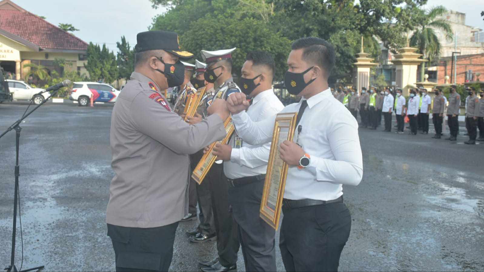 Brigjen Pol. Yudawan saat berikan penghargaan ke personil Ditlantas Polda dan Polresta Jambi