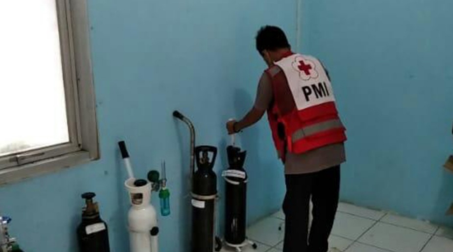 Petugas PMI Jambi saat salurkan tabung oksigen